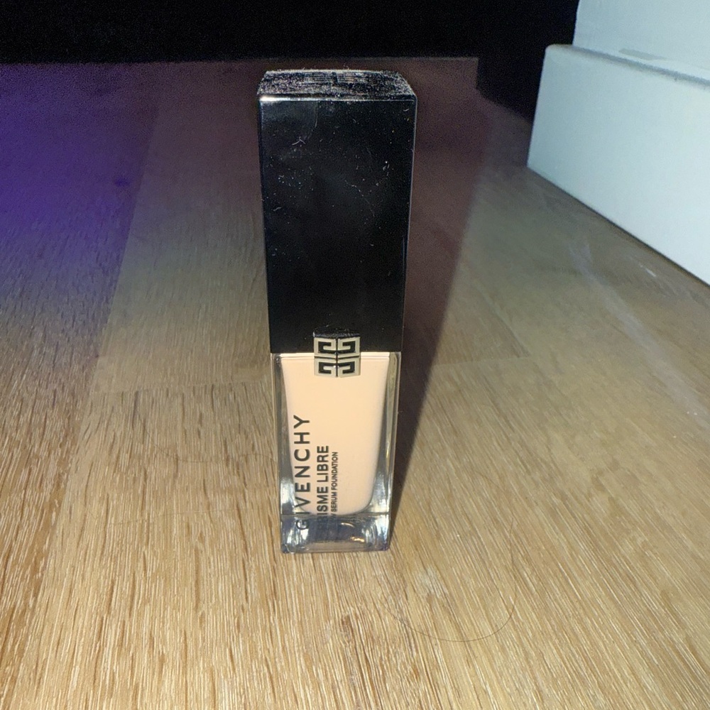 Givenchy Prism Libre glow serum blurring foundation with natural finish
